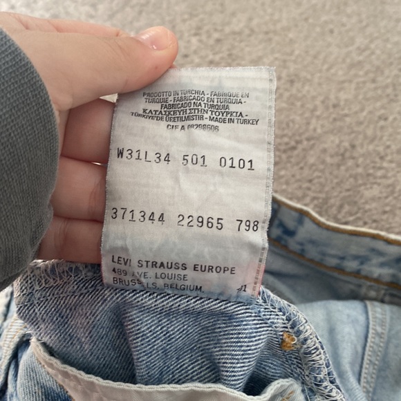 Levis 501 light wash blue jean shorts - Picture 6 of 7